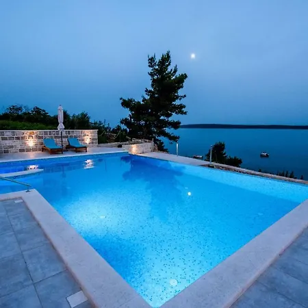 Skalinada Hotell 3*